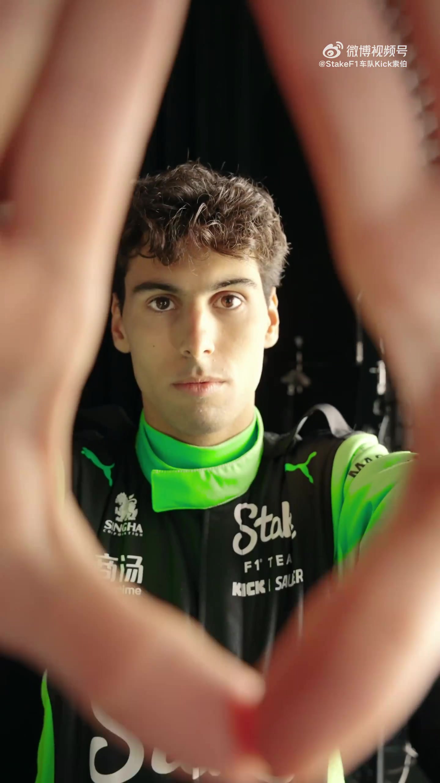 索伯官方公布2025赛季队服：以黑色为主体，搭配荧光绿💚