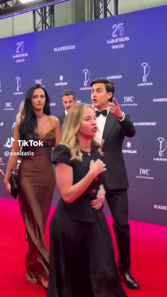 婀娜多姿！迪巴拉与妻子一起走红毯参加劳伦斯颁奖典礼