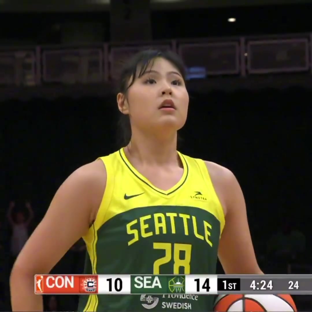 与自己最爱球员&老队友重聚!李月汝谈适应新球队：在这里非常自如