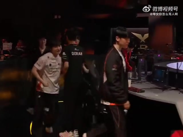 前队友只能鼓励你了😆Delight Viper Zeka Peanut赛后拍了Doran